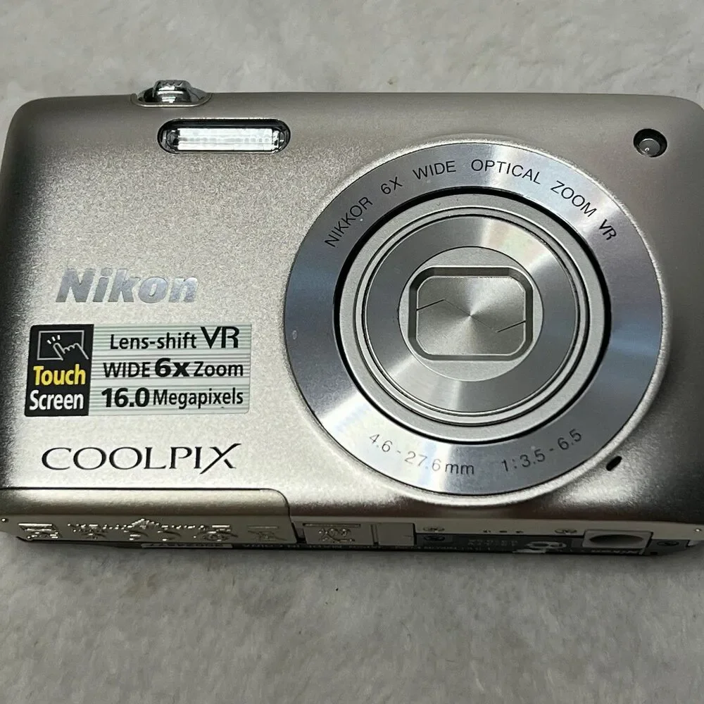 Nikon Coolpix S4300 16.0MP Compact Digital Camera Silver w/6x Zoom Case With Box